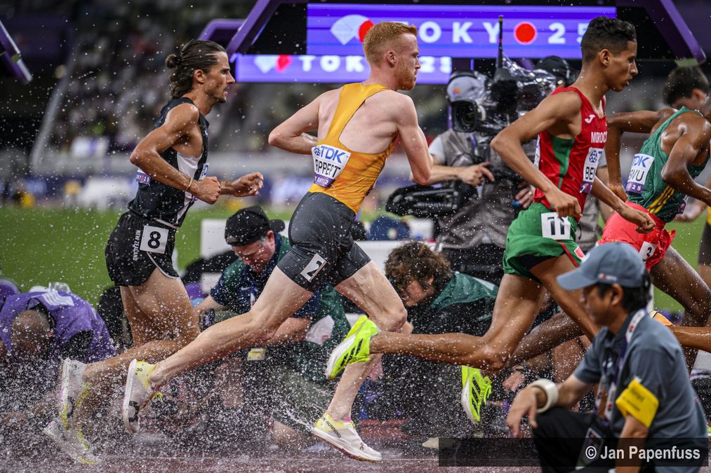 Frederik Ruppert (LAV Stadtwerke Tübingen) im Vorlauf über 3.000 Meter Hindernis