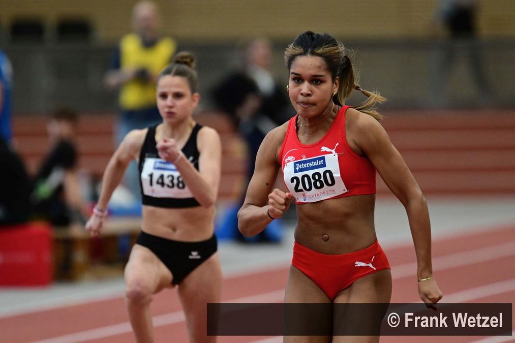Naomi Baumann (TSB Schwäbisch Gmünd) wurde mit einer Zeit von 7,72 Sekunden Zweite im A-Finale der U20-Frauen über 60 Meter bei den BW-Leichtathletik-Hallenfinals und erfüllte damit die DJHM-Norm.