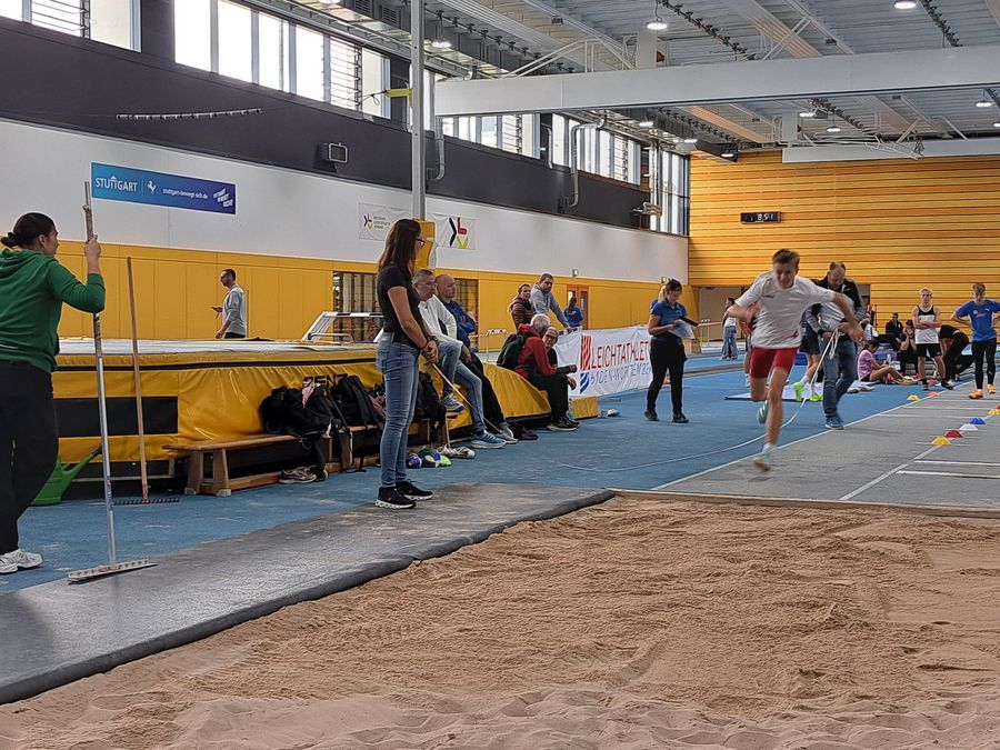Vereins- und Landestrainer helfen beim Sprungtest zusammen